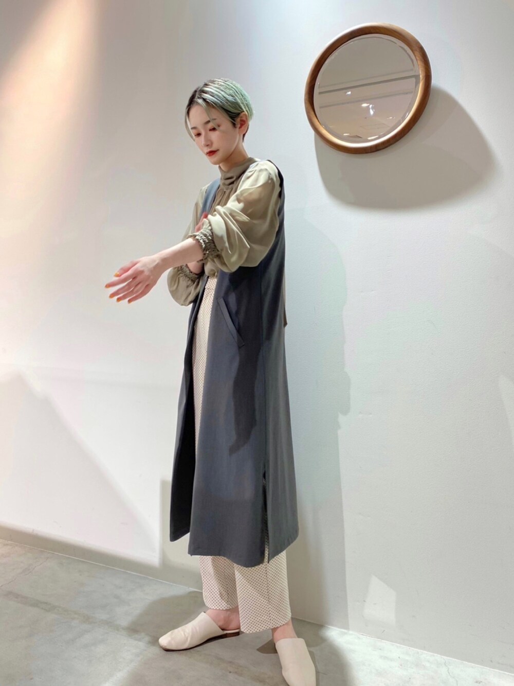 ホワイト系のパンツ、ベージュ系のシャツ/ブラウスを着用したレディースの春コーディネートの2枚目の写真