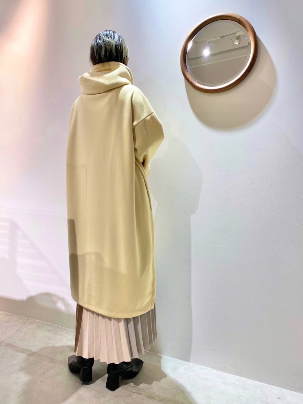 イエロー系のトップス、その他のスカートを着用したレディースの春コーディネートの2枚目の写真