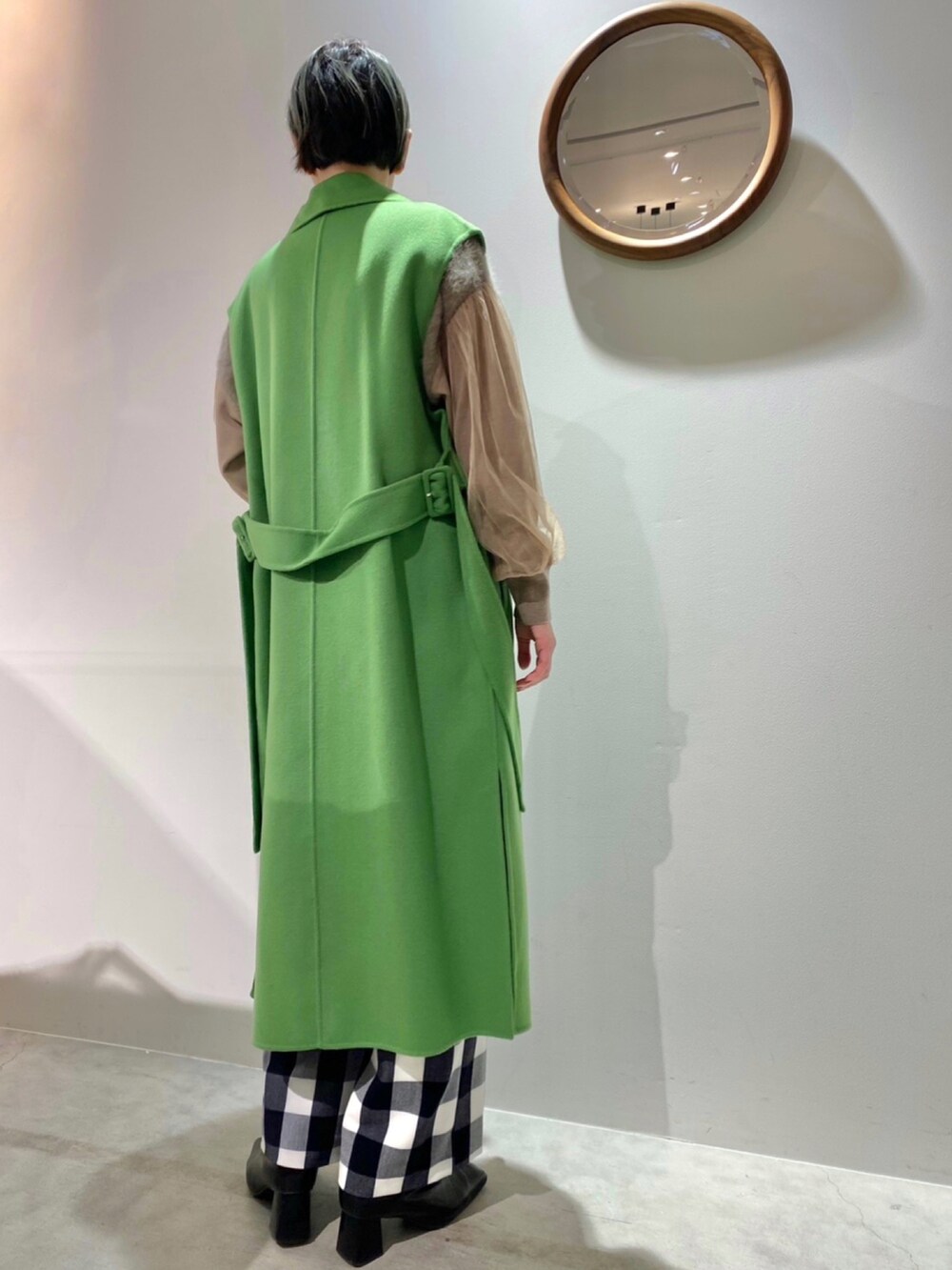 グリーン系のジャケット/アウターを着用したレディースの春コーディネートの4枚目の写真