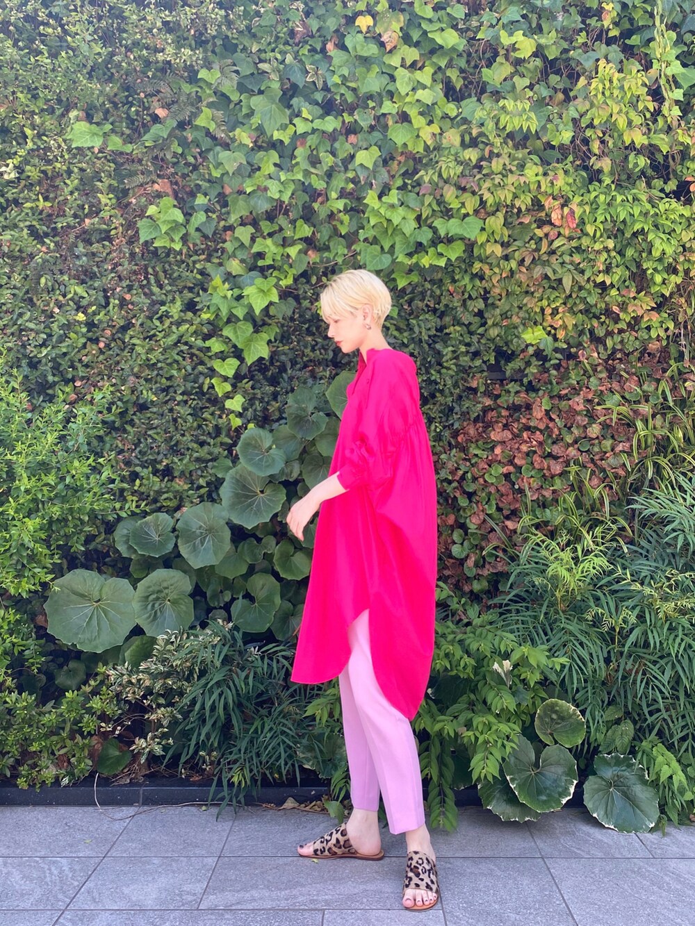 ピンク系のシャツ/ブラウス、ピンク系のパンツを着用したレディースの夏コーディネートの2枚目の写真