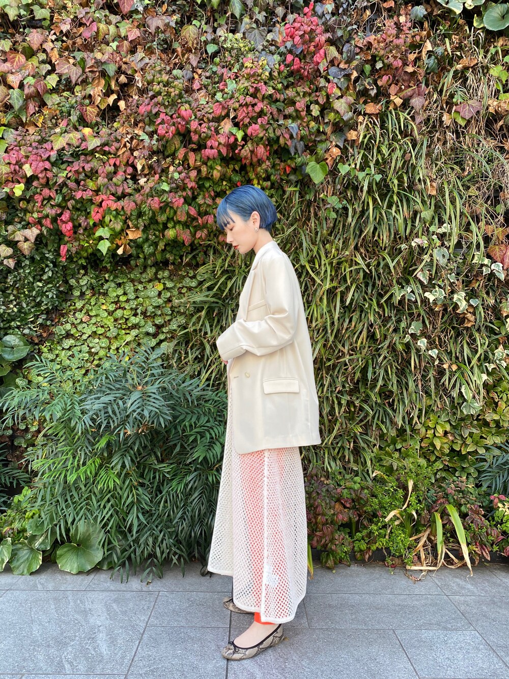 ホワイト系のワンピース/ドレス、その他のバレエシューズを着用したレディースの春コーディネートの2枚目の写真