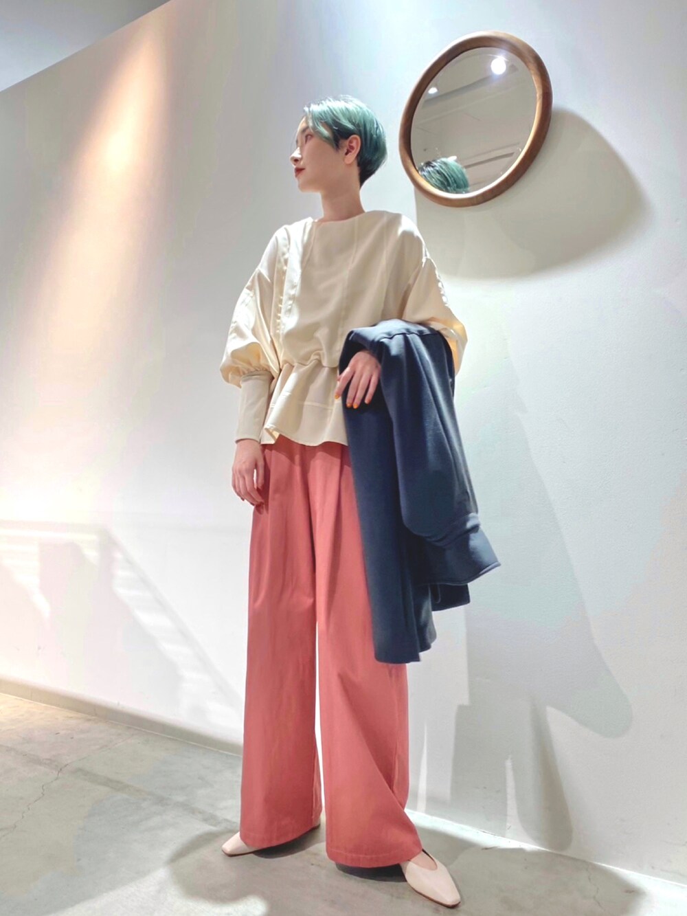 ホワイト系のシャツ/ブラウスを着用したレディースの春コーディネートの3枚目の写真