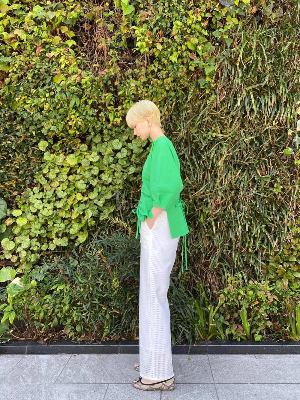 グリーン系のシャツ/ブラウス、ホワイト系のパンツ、その他のバレエシューズを着用したレディースの夏コーディネートの2枚目の写真