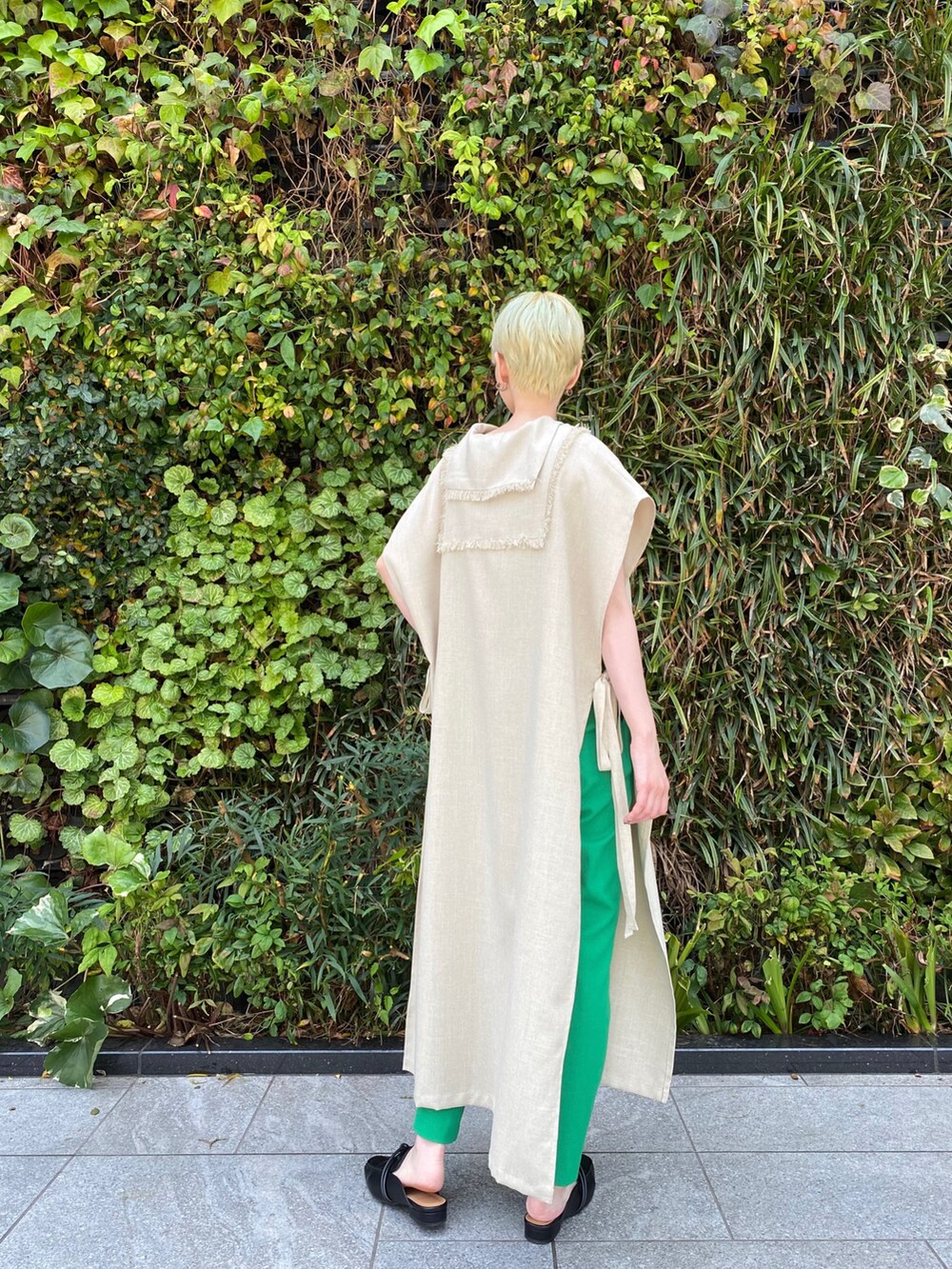 ベージュ系のトップスを着用したレディースの春コーディネートの3枚目の写真