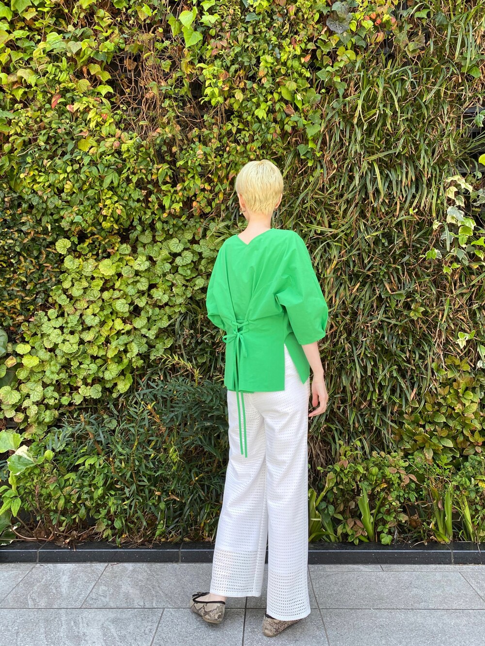 グリーン系のシャツ/ブラウス、ホワイト系のパンツ、その他のバレエシューズを着用したレディースの夏コーディネートの3枚目の写真