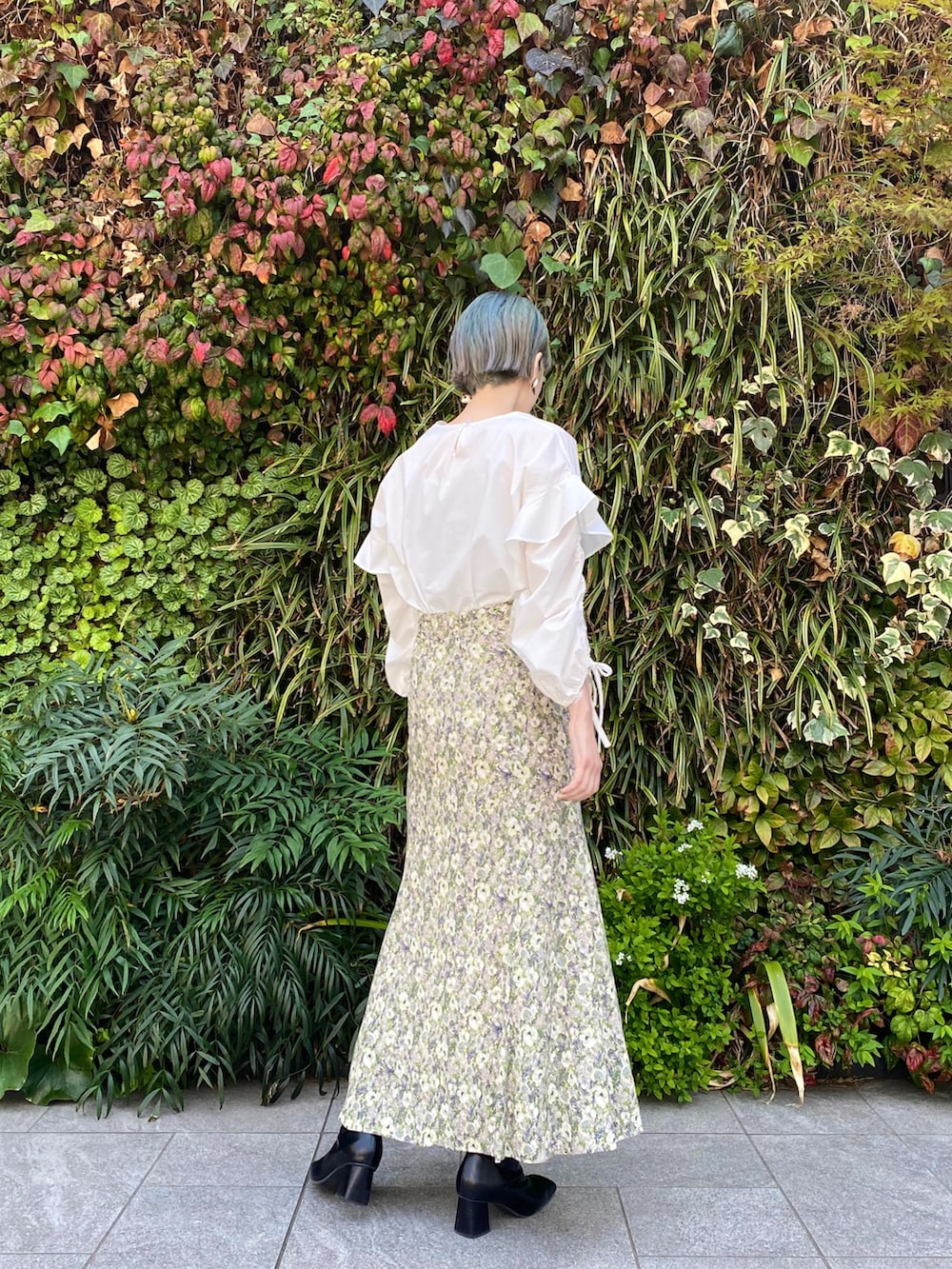 ホワイト系のシャツ/ブラウスを着用したレディースの春コーディネートの2枚目の写真