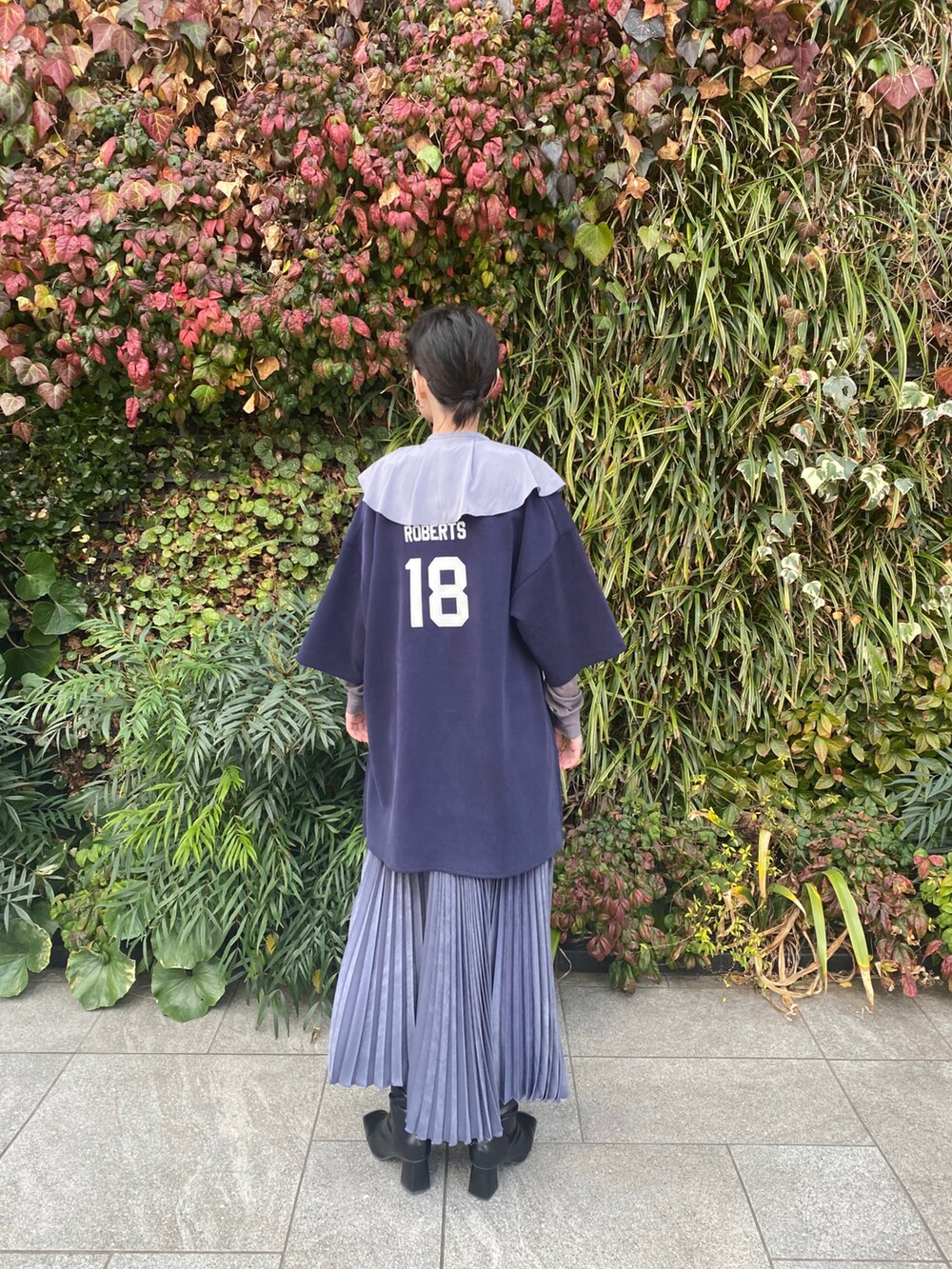 ブルー系のトップス、ブルー系のパンツ、ブラック系のブーツを着用したレディースの春コーディネートの2枚目の写真