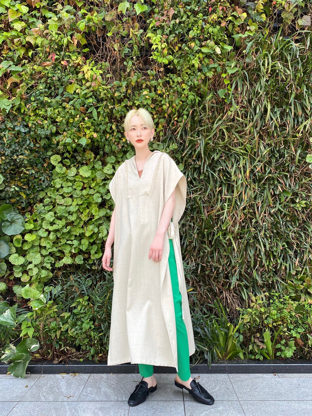 ベージュ系のトップスを着用したレディースの春コーディネートの4枚目の写真