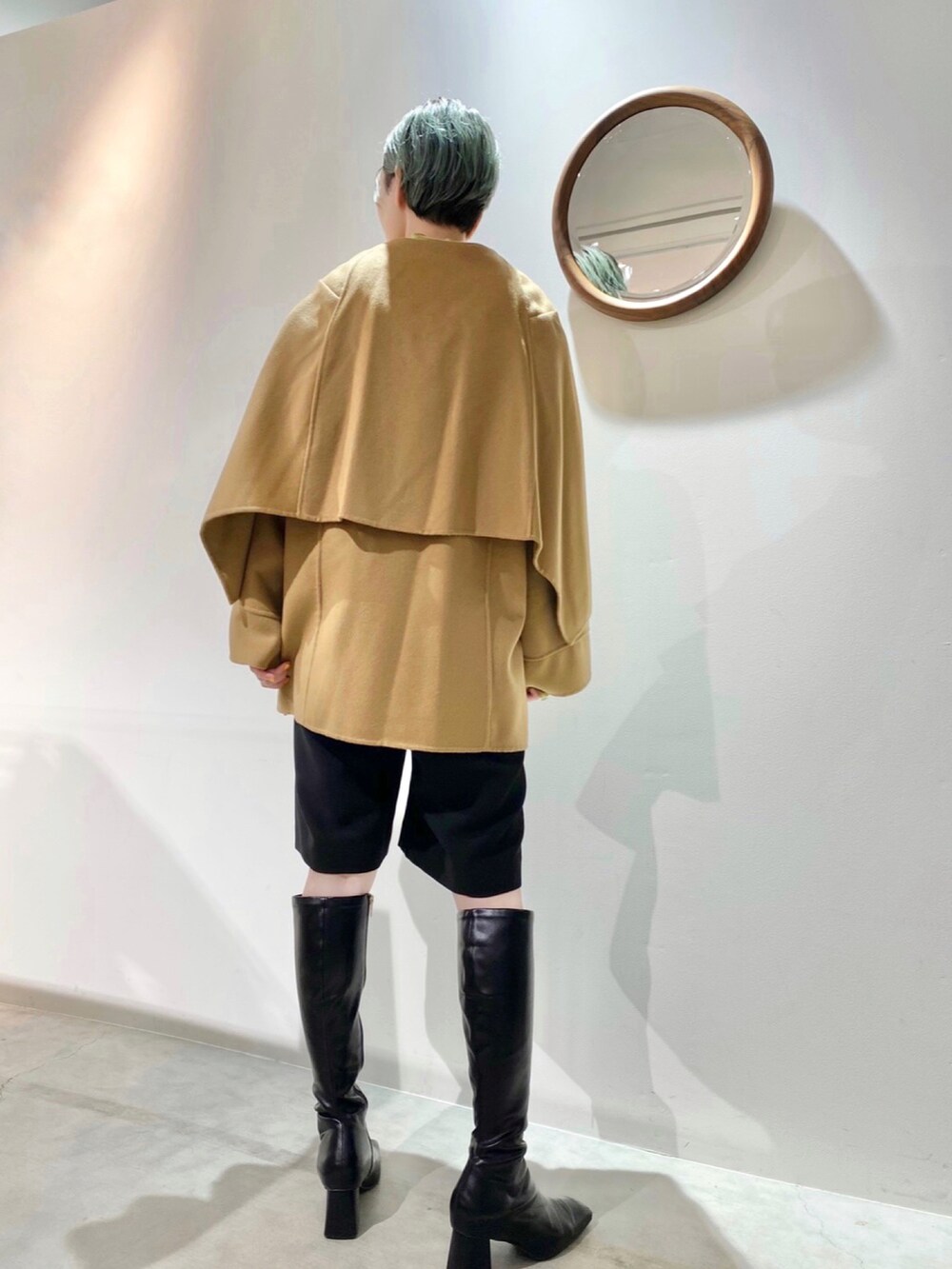 ブラウン系のジャケット/アウターを着用したレディースの春コーディネートの3枚目の写真