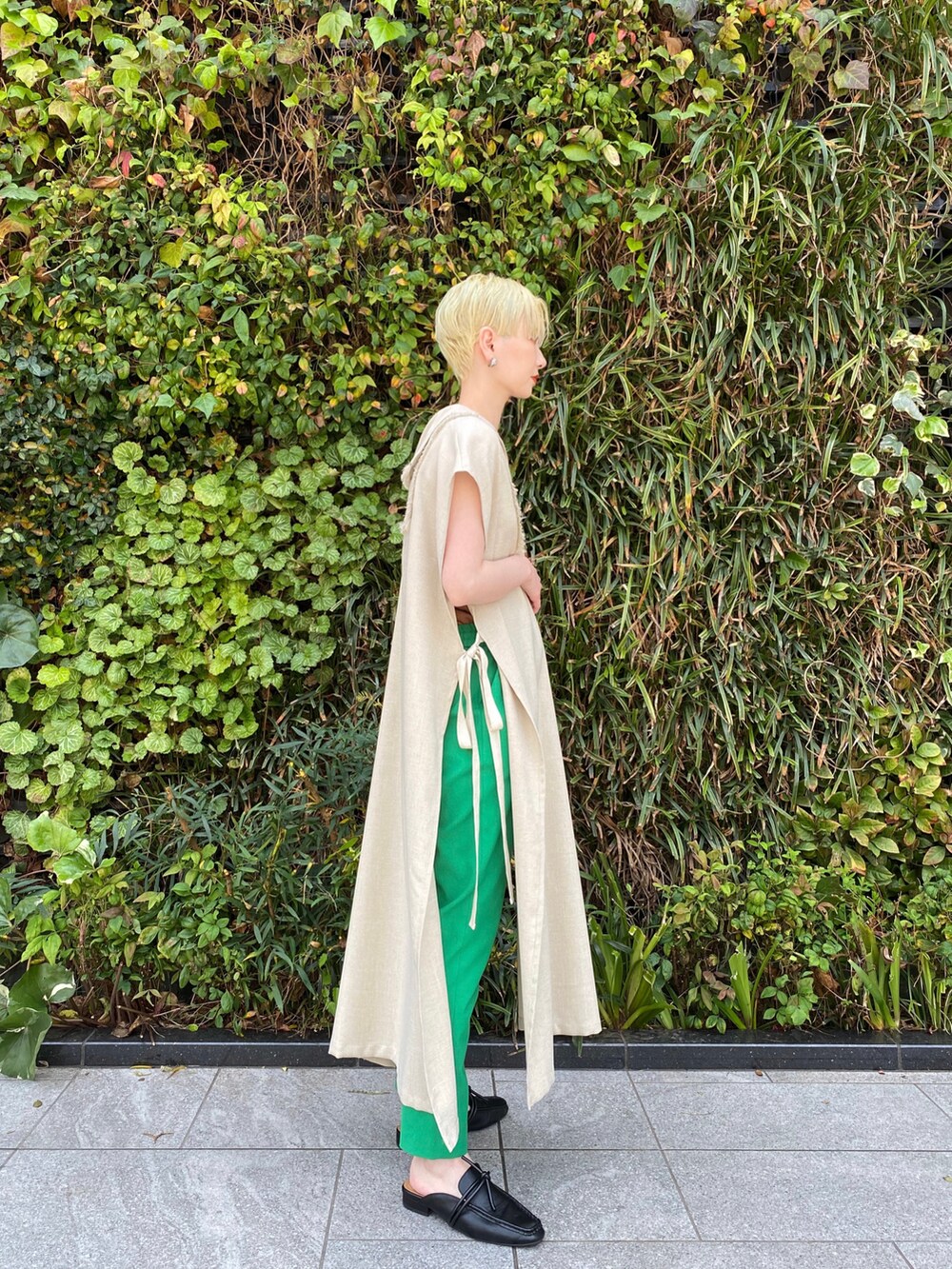 ベージュ系のトップスを着用したレディースの春コーディネートの2枚目の写真