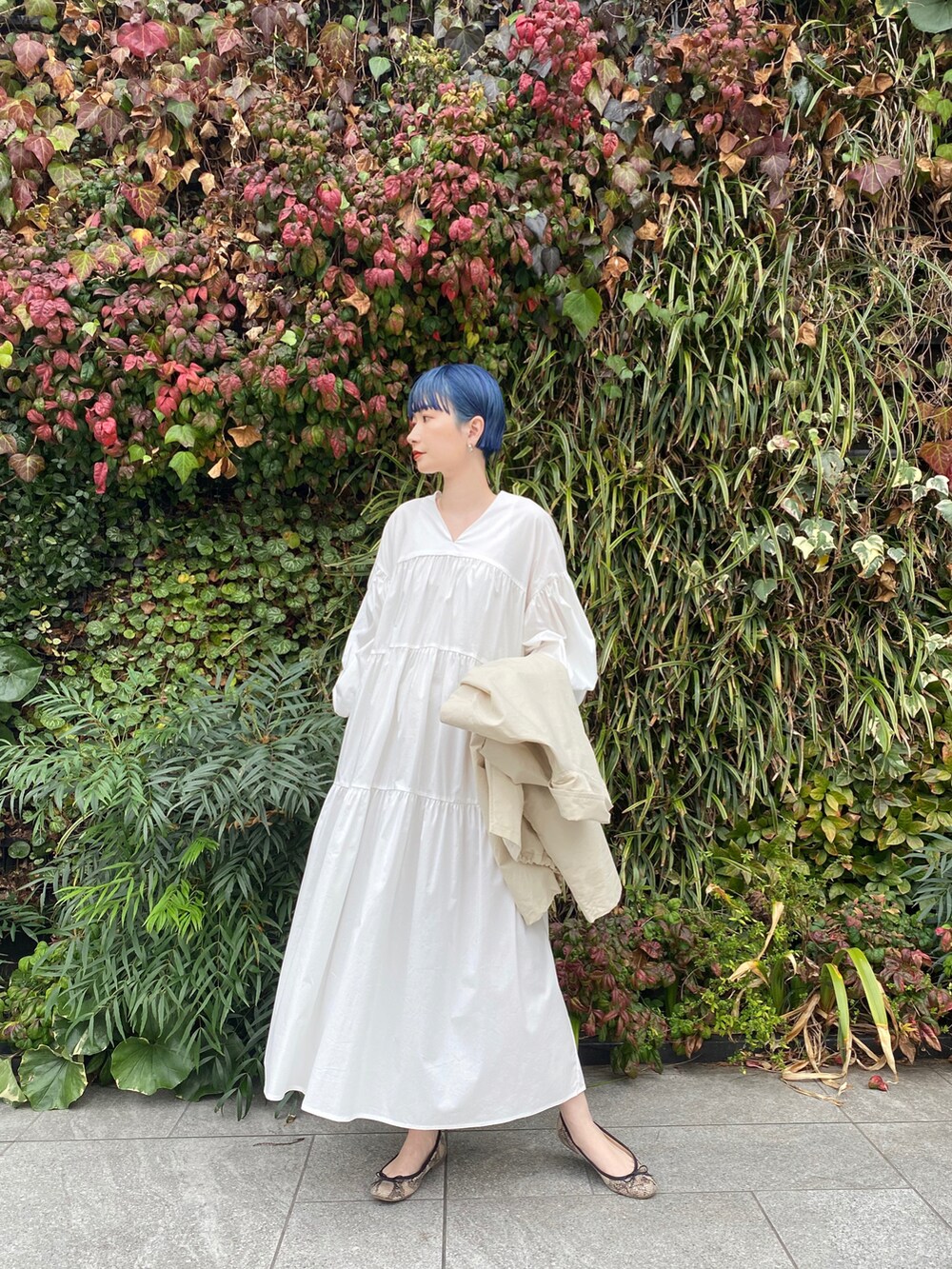 ベージュ系のジャケット/アウター、ホワイト系のワンピース/ドレスを着用したレディースの春コーディネートの2枚目の写真