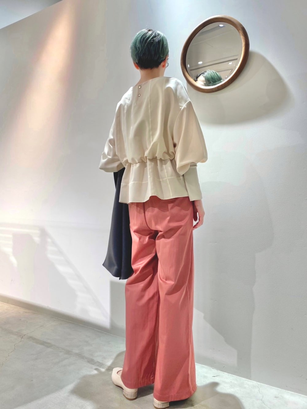 ホワイト系のシャツ/ブラウスを着用したレディースの春コーディネートの4枚目の写真