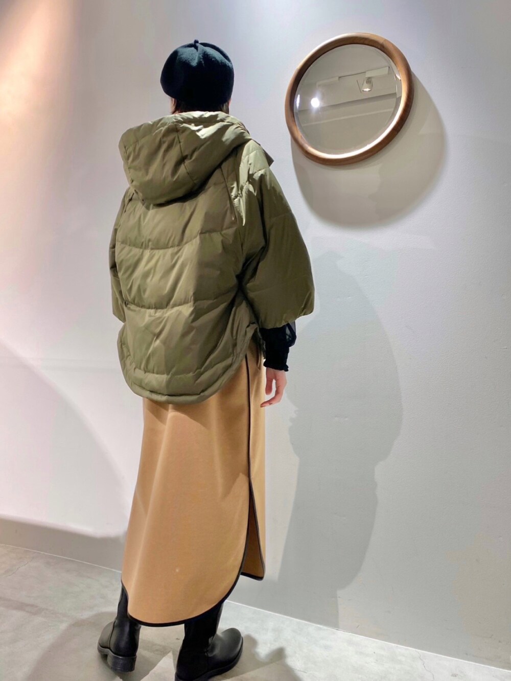 グリーン系のジャケット/アウター、ブラウン系のワンピース/ドレス、ブラック系のシャツ/ブラウスを着用したレディースの春コーディネートの3枚目の写真