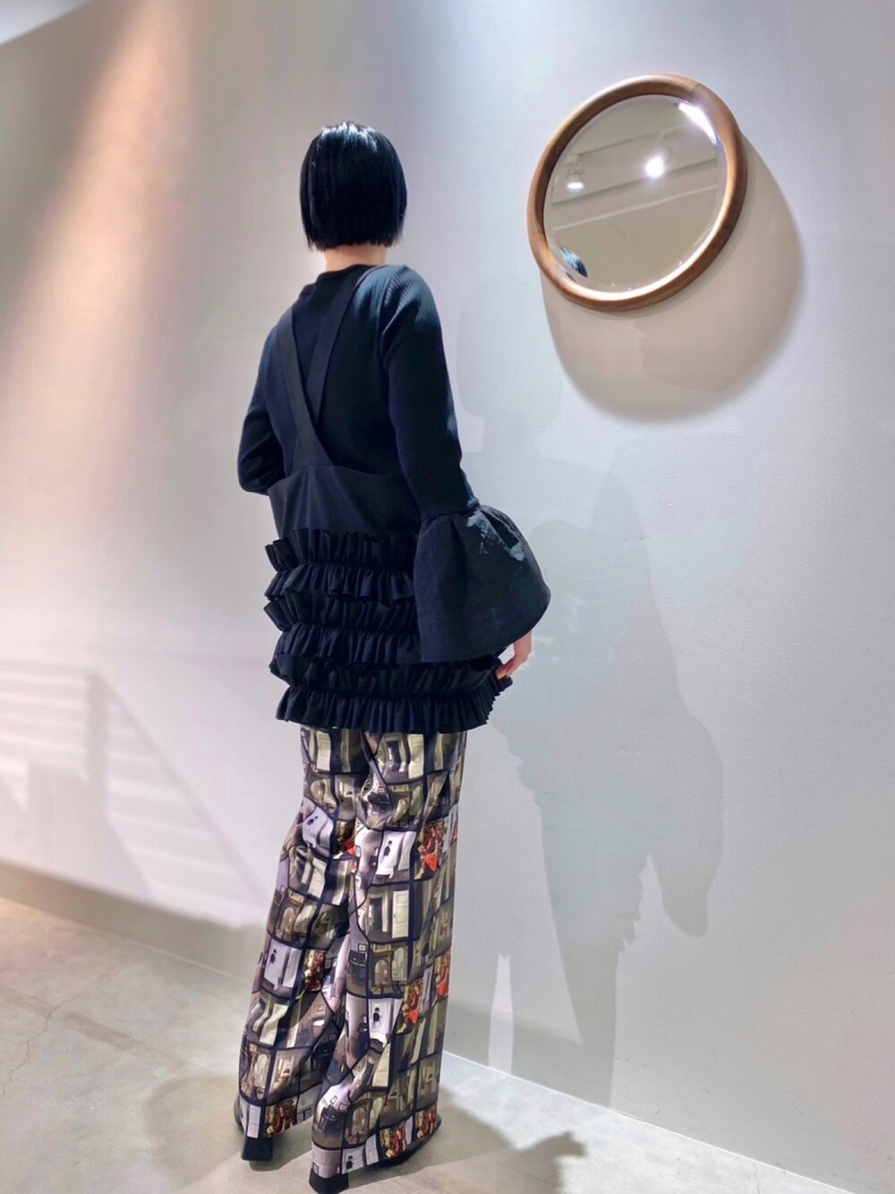 ブラック系のベスト、その他のパンツを着用したレディースの春コーディネートの2枚目の写真