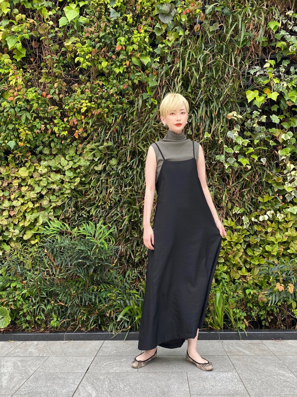 ブラック系のワンピース/ドレス、グリーン系のトップス、その他のバレエシューズを着用したレディースの夏コーディネートの2枚目の写真