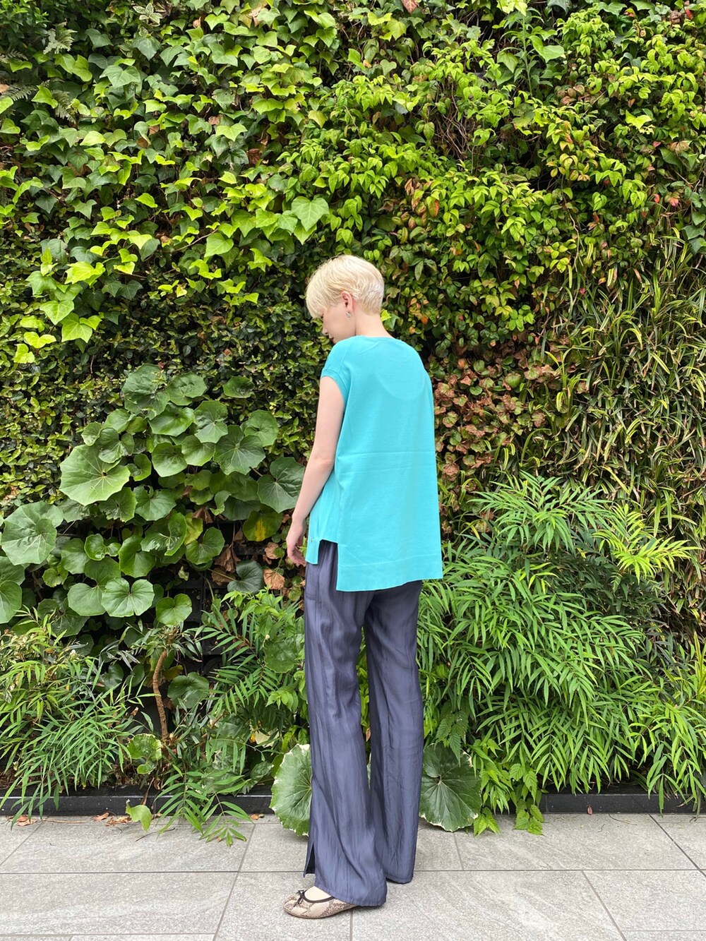 ブルー系のTシャツ/カットソー、ブルー系のパンツを着用したレディースの夏コーディネートの2枚目の写真