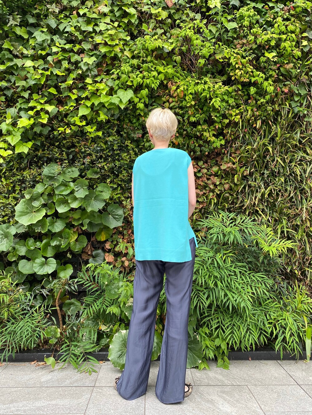 ブルー系のTシャツ/カットソー、ブルー系のパンツを着用したレディースの夏コーディネートの3枚目の写真
