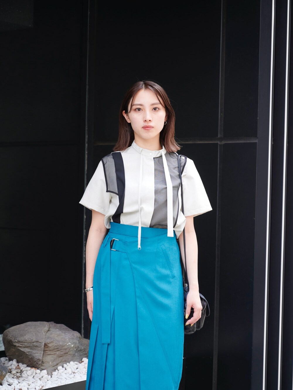 グリーン系のスカート、グレー系のシャツ/ブラウス、シルバー系のサンダルを着用したレディースの夏コーディネートの5枚目の写真