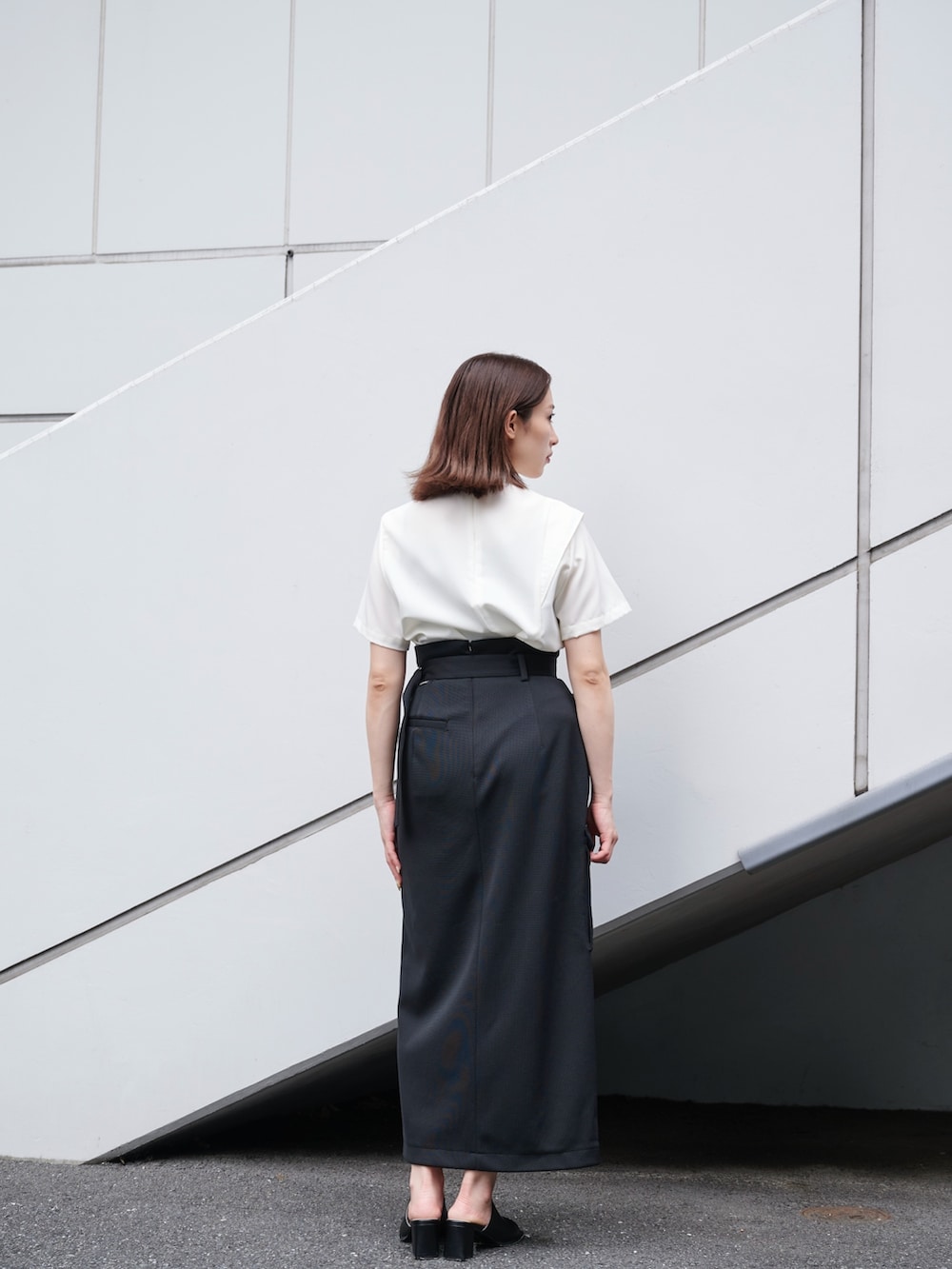 ホワイト系のシャツ/ブラウス、ブラック系のスカートを着用したレディースの夏コーディネートの4枚目の写真