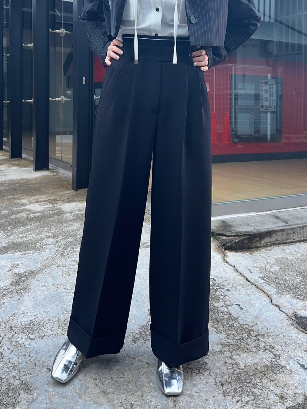 ブラック系のその他パンツ、ホワイト系のシャツ/ブラウス、シルバー系のショルダーバッグを着用したレディースの冬コーディネートの7枚目の写真