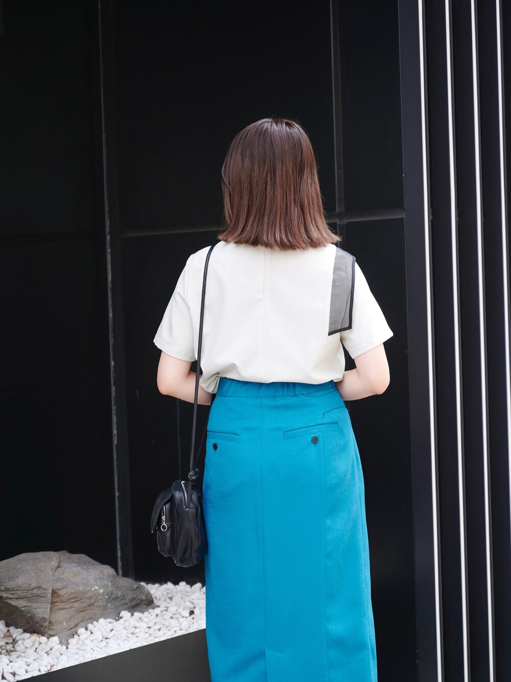 グリーン系のスカート、グレー系のシャツ/ブラウス、シルバー系のサンダルを着用したレディースの夏コーディネートの7枚目の写真