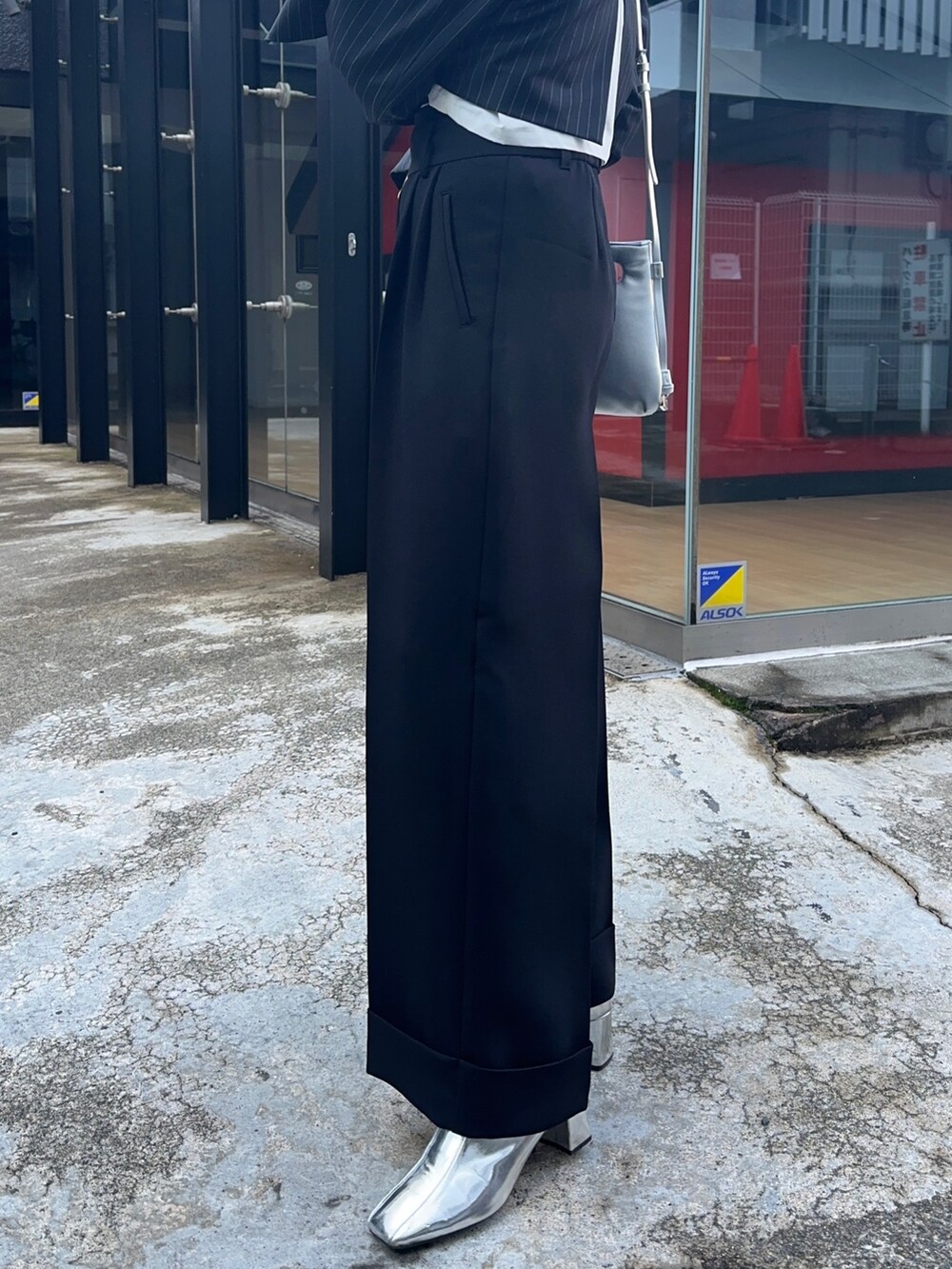 ブラック系のその他パンツ、ホワイト系のシャツ/ブラウス、シルバー系のショルダーバッグを着用したレディースの冬コーディネートの8枚目の写真