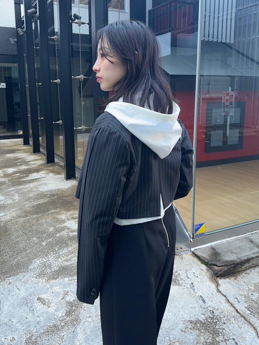 ブラック系のその他パンツ、ホワイト系のシャツ/ブラウス、シルバー系のショルダーバッグを着用したレディースの冬コーディネートの6枚目の写真