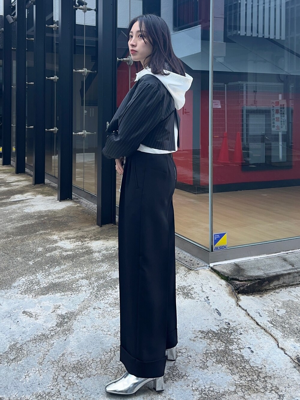 ブラック系のその他パンツ、ホワイト系のシャツ/ブラウス、シルバー系のショルダーバッグを着用したレディースの冬コーディネートの2枚目の写真