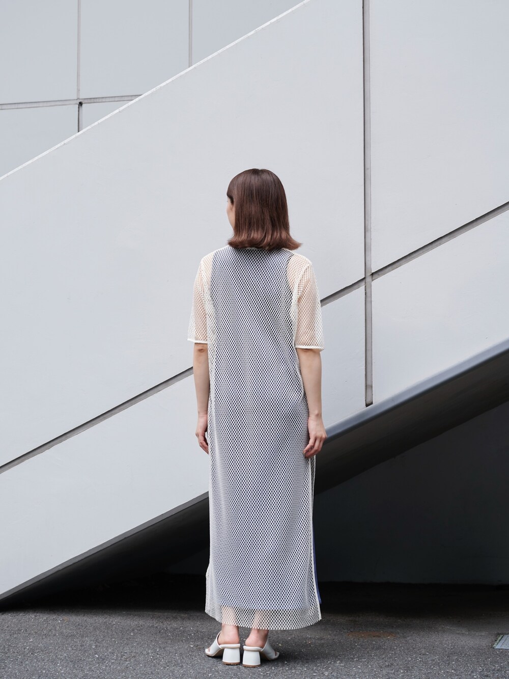 ブルー系のワンピースを着用したレディースの夏コーディネートの4枚目の写真