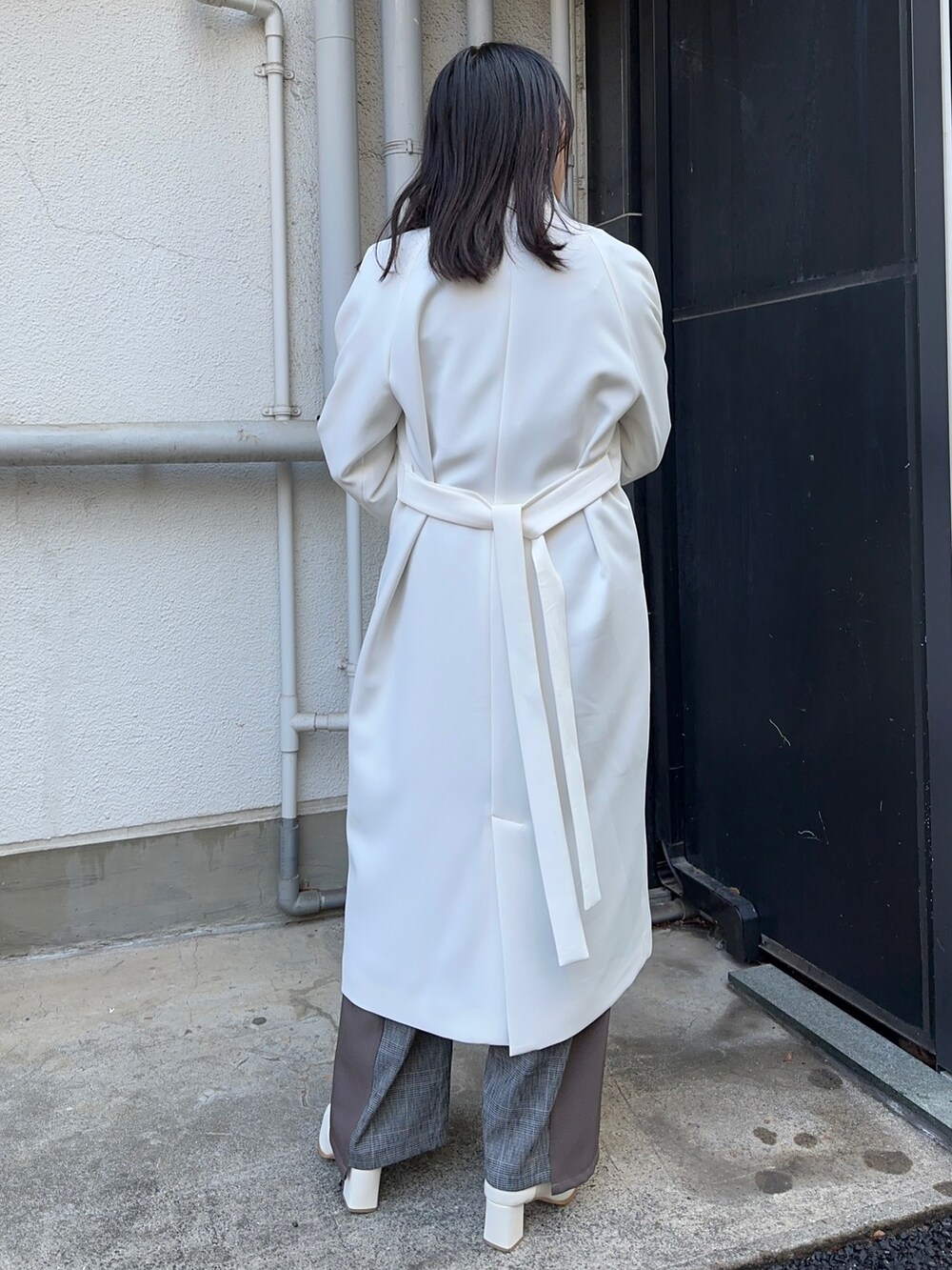 ベージュ系のその他アウター、ブラウン系のスラックスを着用したレディースの冬コーディネートの3枚目の写真