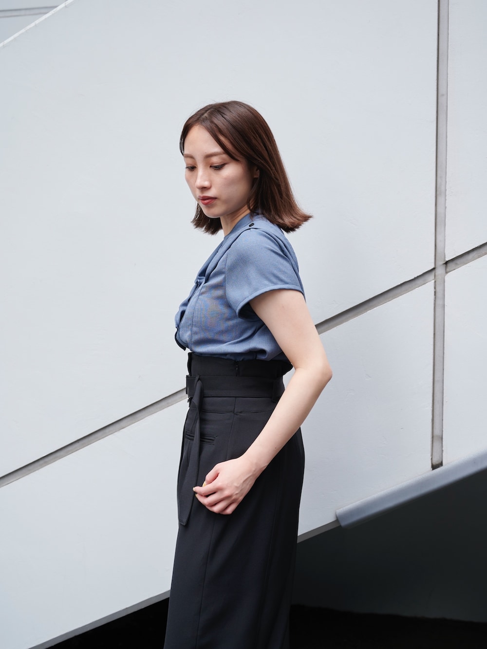 グリーン系のシャツ/ブラウス、ブラック系のスカートを着用したレディースの夏コーディネートの5枚目の写真