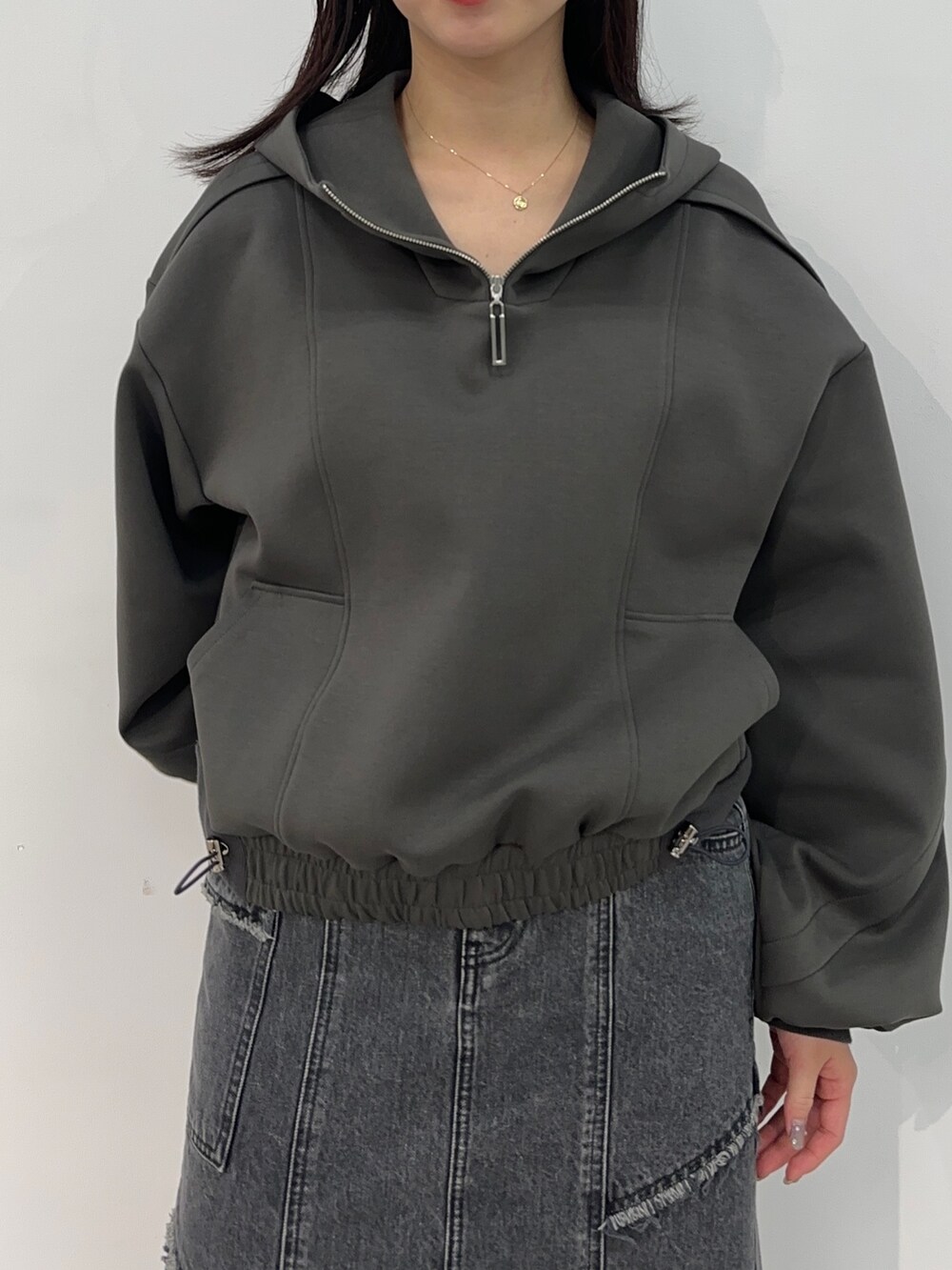 ブラック系のデニムスカート、グレー系のパーカーを着用したレディースの冬コーディネートの4枚目の写真
