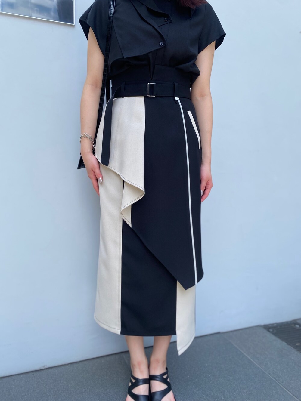 その他のスカート、ブラック系のサンダル、ブラック系のシャツ/ブラウスを着用したレディースの夏コーディネートの3枚目の写真