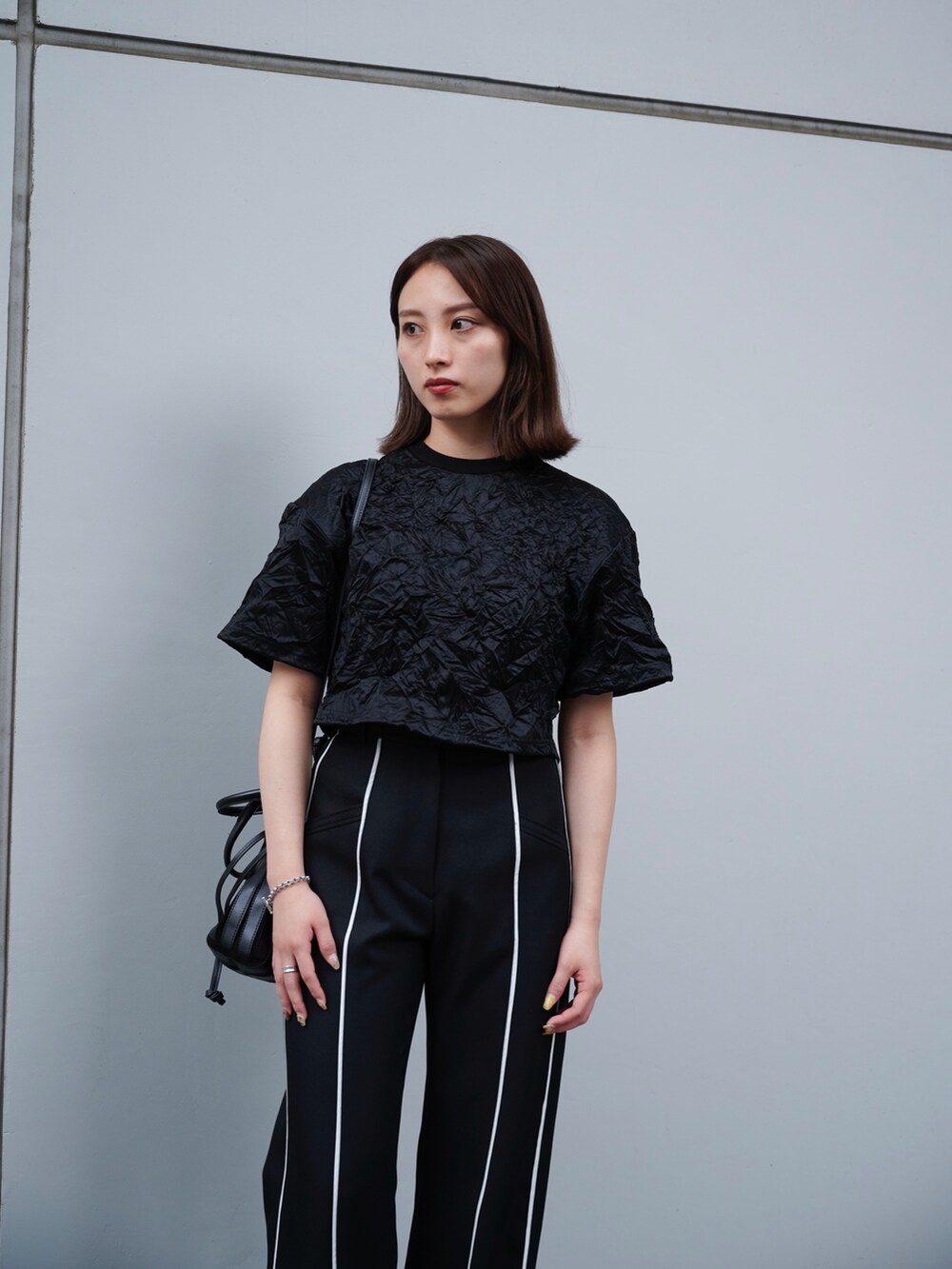 ブラック系のTシャツ/カットソー、ブラック系のスラックスを着用したレディースの夏コーディネートの4枚目の写真