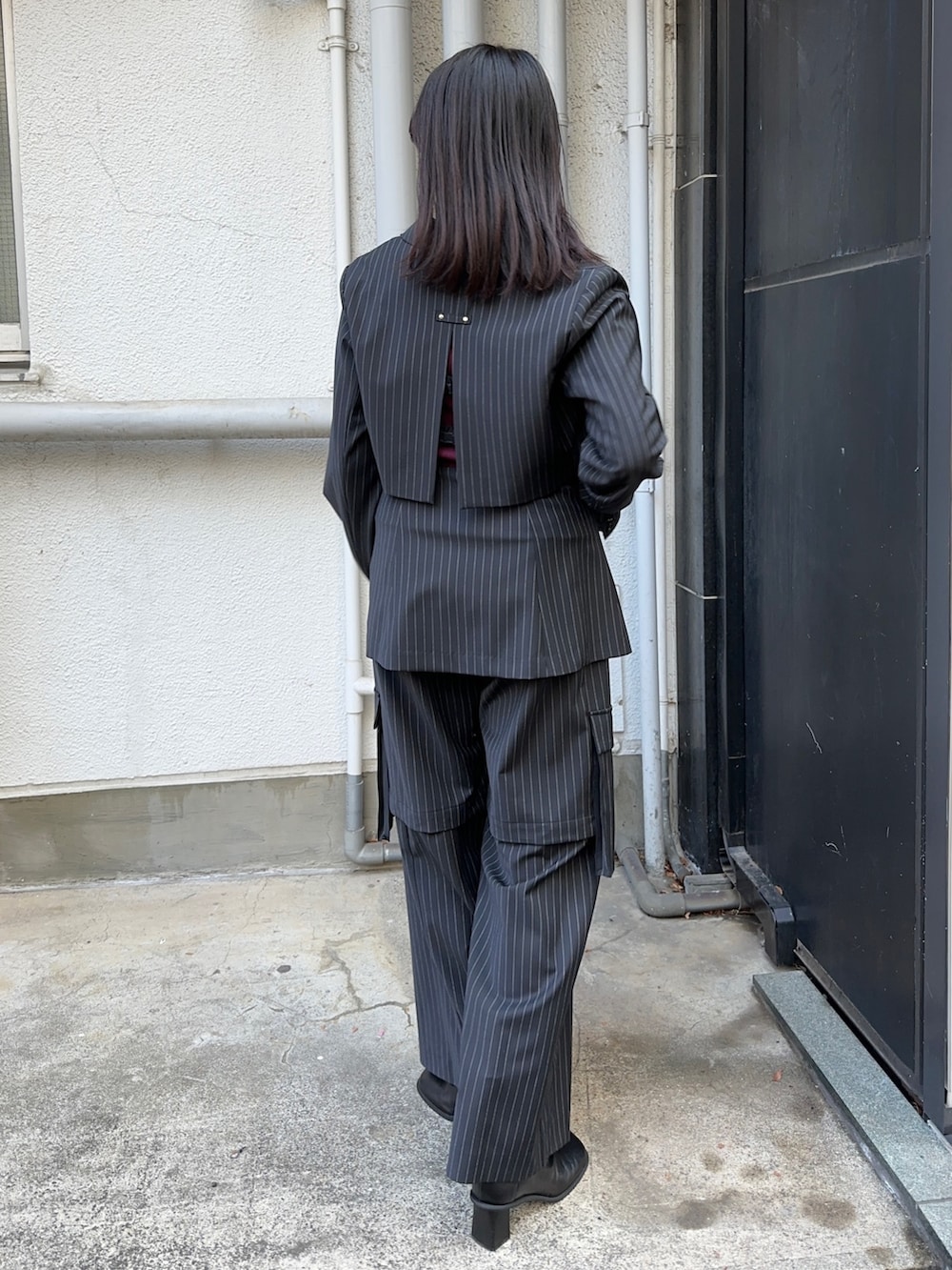 その他のシャツ/ブラウス、その他のカーゴパンツ、ブラウン系のニット/セーターを着用したレディースの冬コーディネートの3枚目の写真