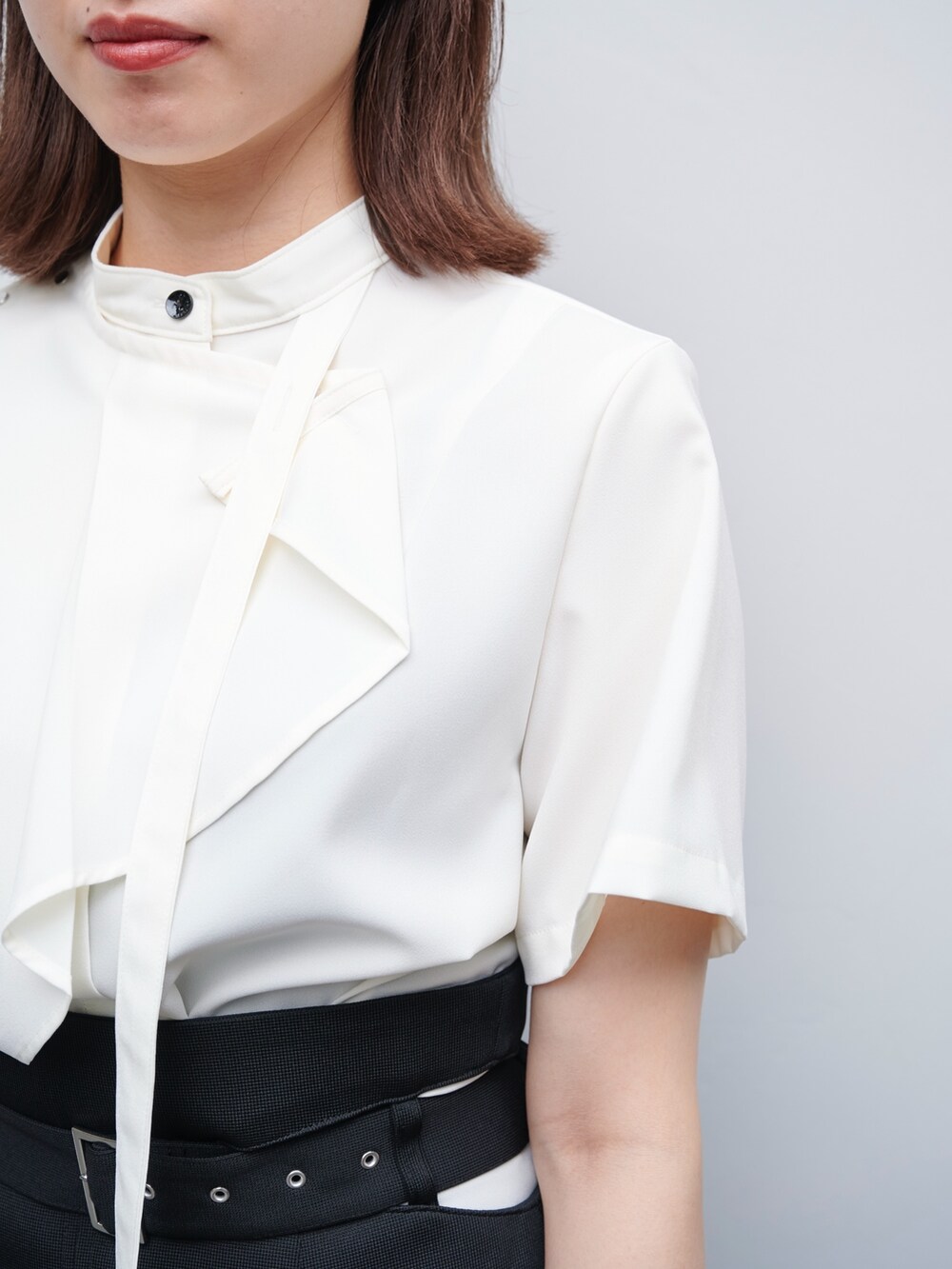 ホワイト系のシャツ/ブラウス、ブラック系のスカートを着用したレディースの夏コーディネートの8枚目の写真