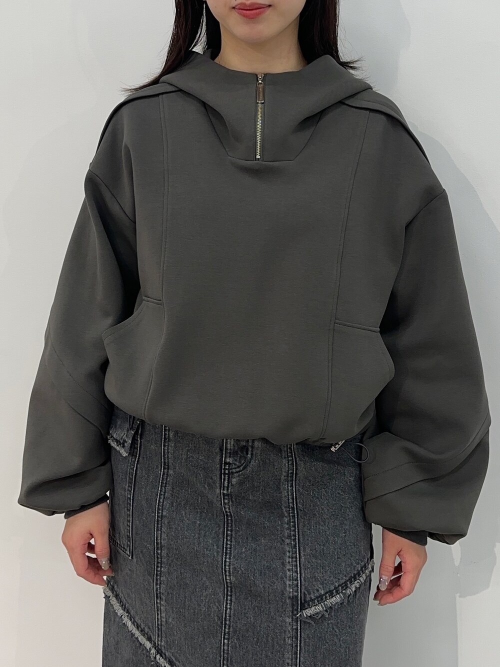ブラック系のデニムスカート、グレー系のパーカーを着用したレディースの冬コーディネートの5枚目の写真