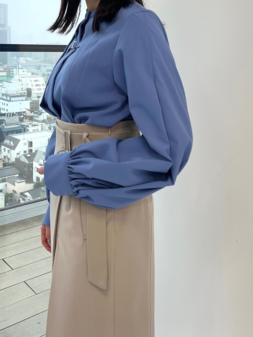 ベージュ系のスカート、ブルー系のシャツ/ブラウスを着用したレディースの冬コーディネートの4枚目の写真