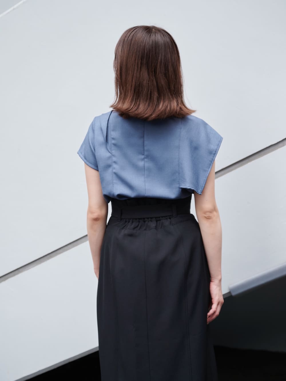 グリーン系のシャツ/ブラウス、ブラック系のスカートを着用したレディースの夏コーディネートの6枚目の写真