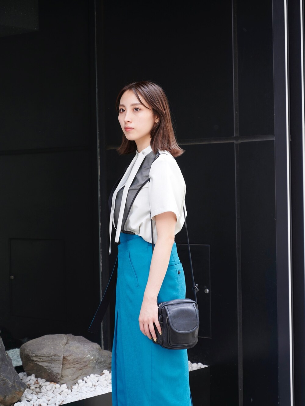 グリーン系のスカート、グレー系のシャツ/ブラウス、シルバー系のサンダルを着用したレディースの夏コーディネートの6枚目の写真