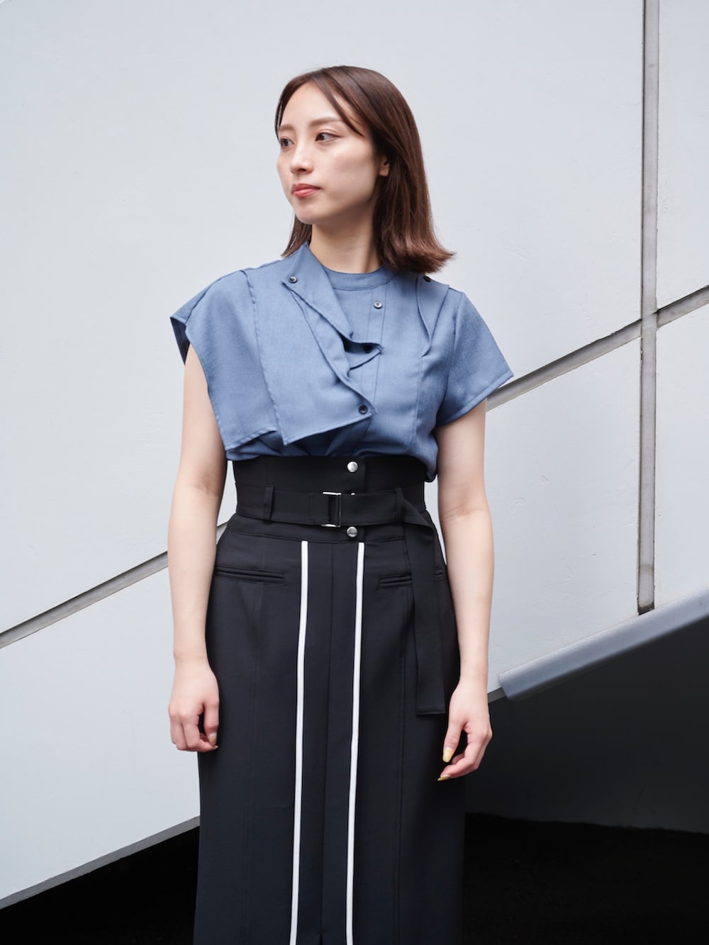 グリーン系のシャツ/ブラウス、ブラック系のスカートを着用したレディースの夏コーディネートの4枚目の写真