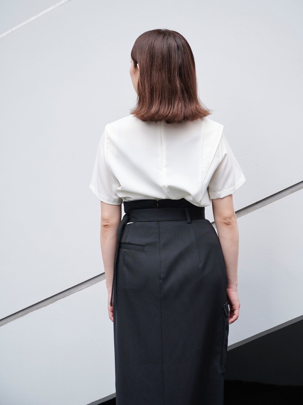 ホワイト系のシャツ/ブラウス、ブラック系のスカートを着用したレディースの夏コーディネートの6枚目の写真