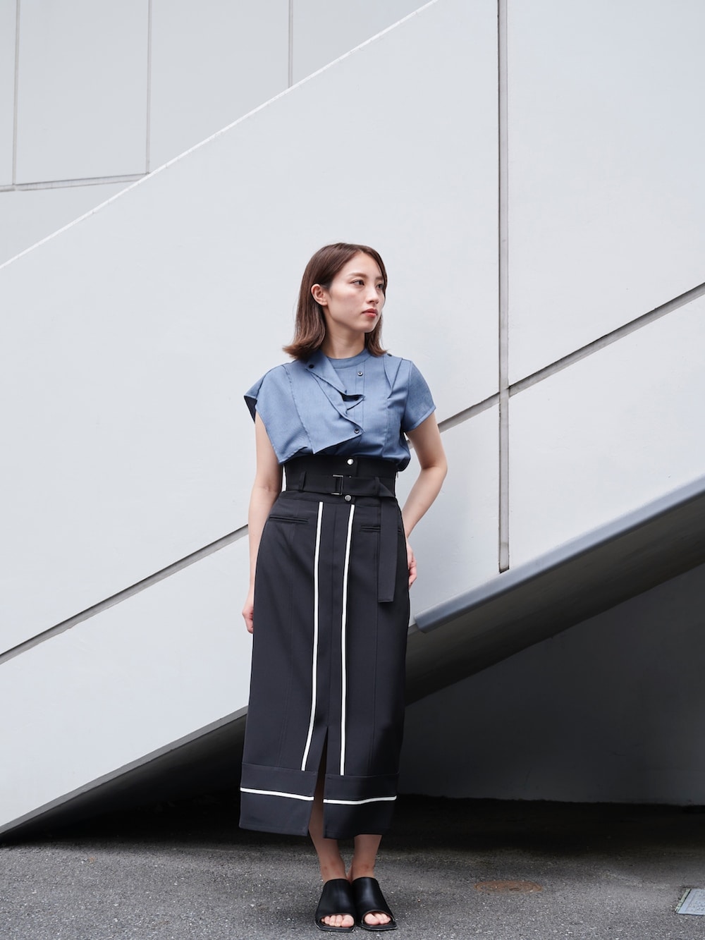 グリーン系のシャツ/ブラウス、ブラック系のスカートを着用したレディースの夏コーディネートの2枚目の写真