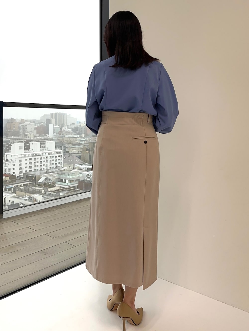 ベージュ系のスカート、ブルー系のシャツ/ブラウスを着用したレディースの冬コーディネートの3枚目の写真