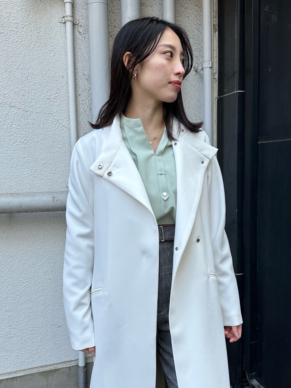 ベージュ系のその他アウター、ブラウン系のスラックスを着用したレディースの冬コーディネートの4枚目の写真