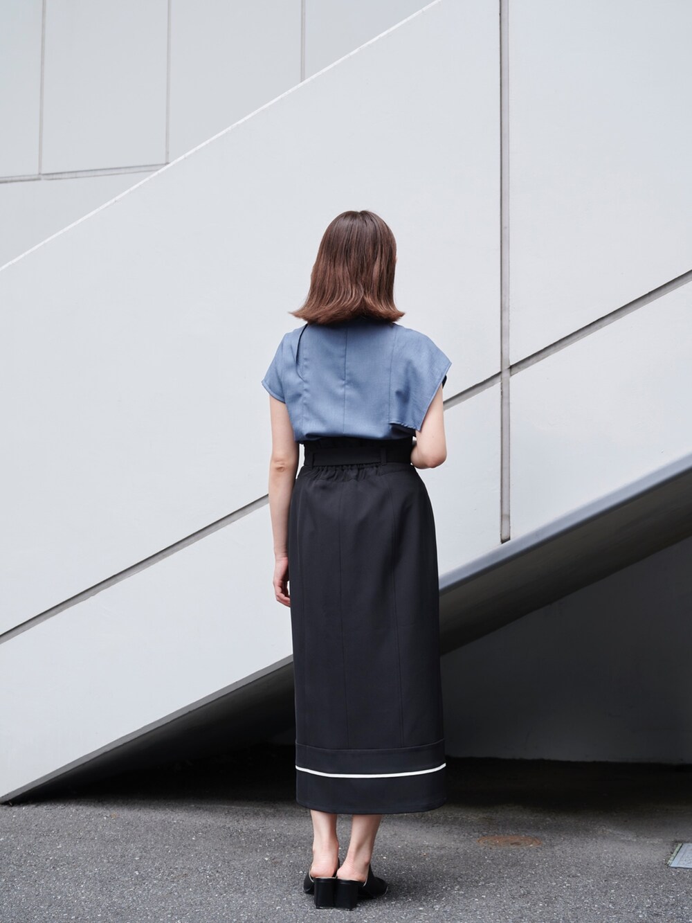 グリーン系のシャツ/ブラウス、ブラック系のスカートを着用したレディースの夏コーディネートの3枚目の写真