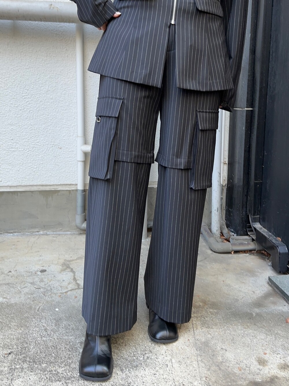 その他のシャツ/ブラウス、その他のカーゴパンツ、ブラウン系のニット/セーターを着用したレディースの冬コーディネートの4枚目の写真