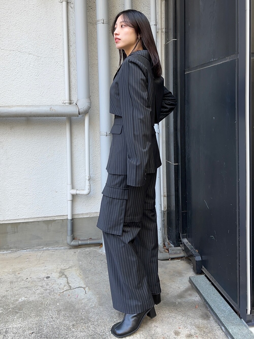その他のシャツ/ブラウス、その他のカーゴパンツ、ブラウン系のニット/セーターを着用したレディースの冬コーディネートの2枚目の写真
