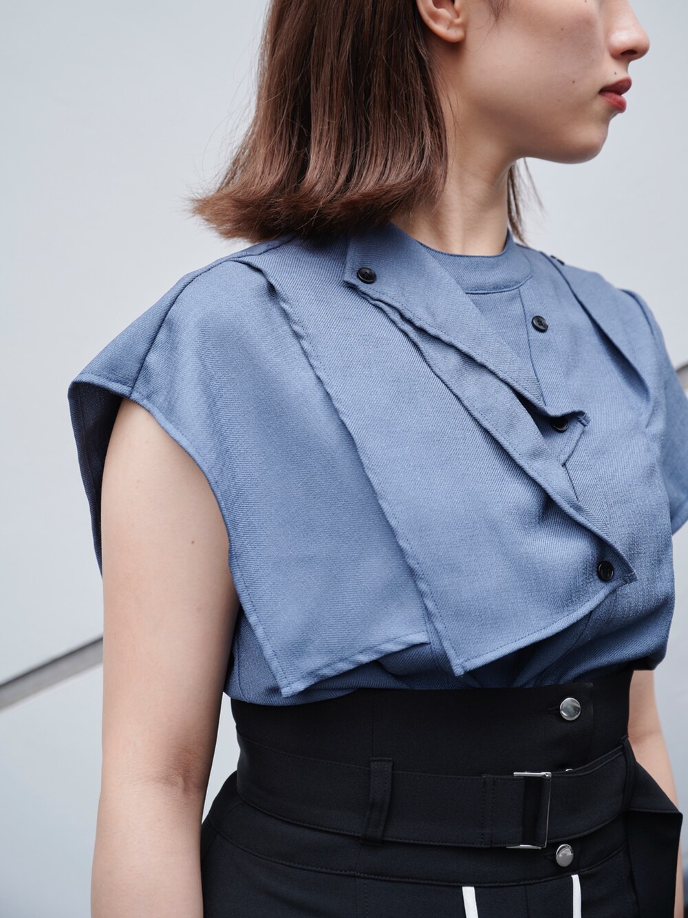 グリーン系のシャツ/ブラウス、ブラック系のスカートを着用したレディースの夏コーディネートの7枚目の写真