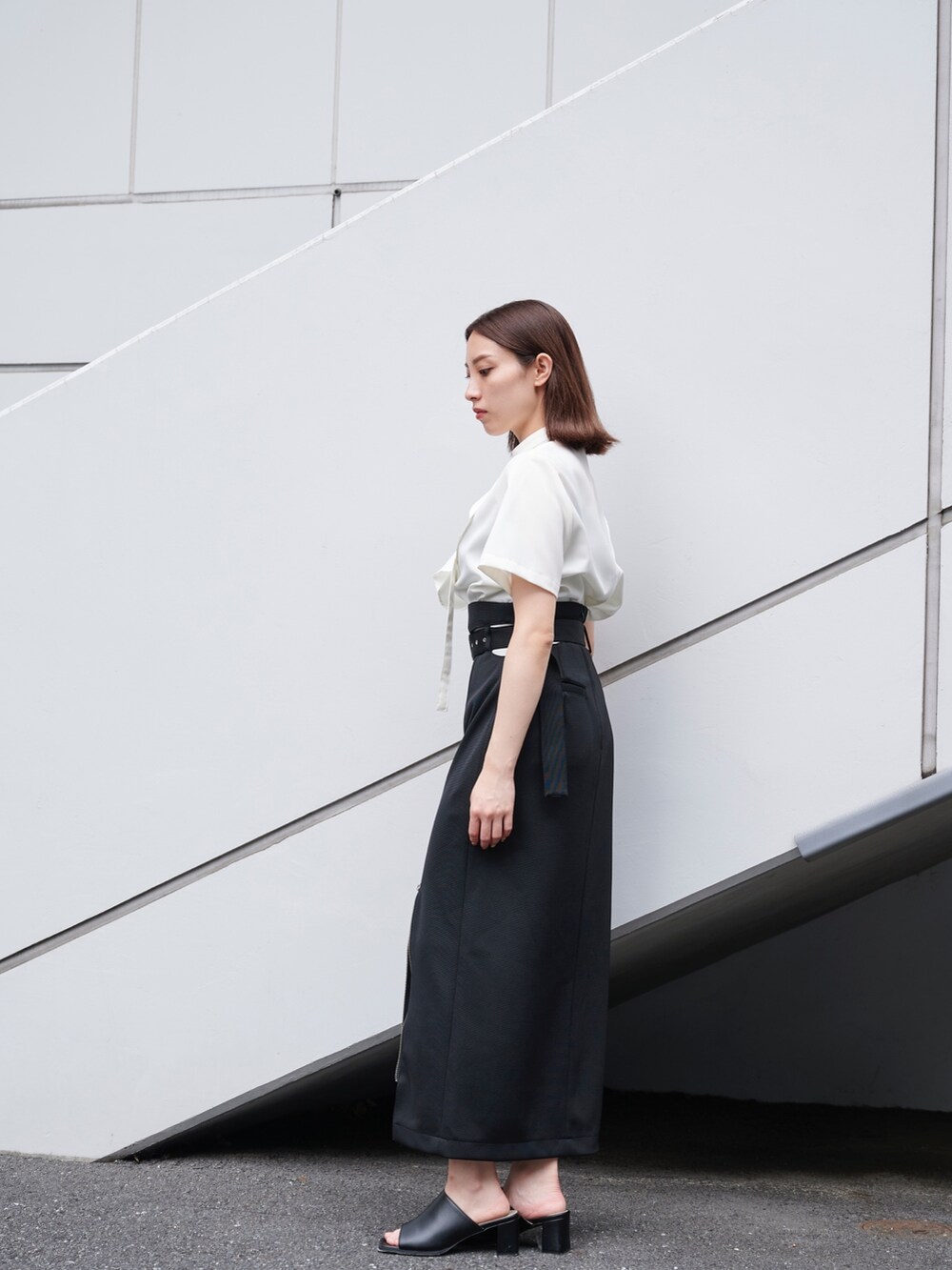 ホワイト系のシャツ/ブラウス、ブラック系のスカートを着用したレディースの夏コーディネートの3枚目の写真